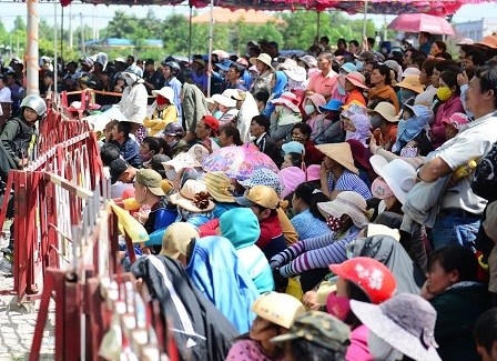 Người dân xem một vụ xét xử lưu động.