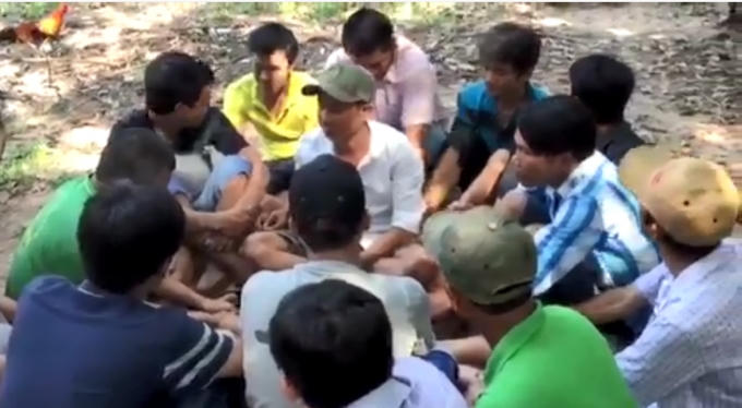 Các đối tượng chuẩn bị tham gia đá gà.