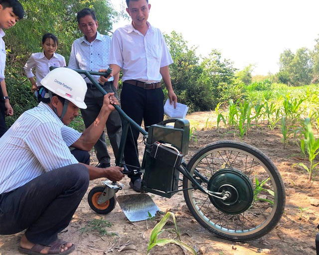 Sau hơn 1 năm ấp ủ và sáng tạo, máy cày làm cỏ, bón phân hoàn thành, cùng sự trợ giúp của thầy Lê Tuấn Phụng.