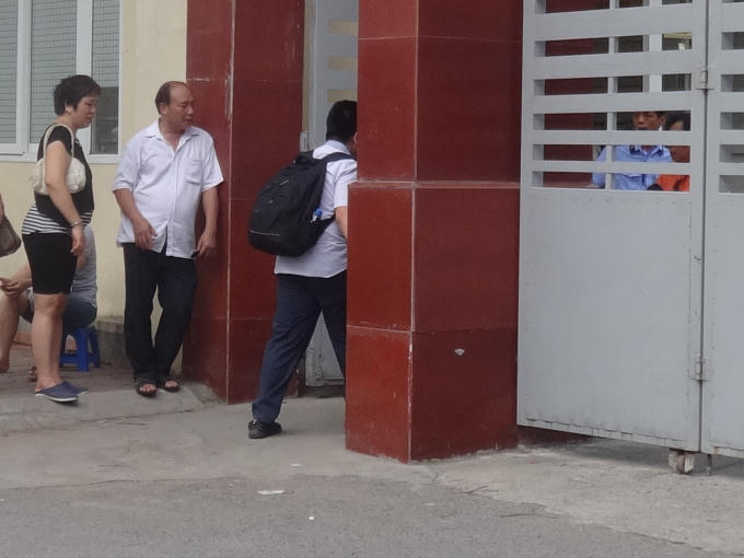 Tại đây, vẫn có một số thí sinh vì những lý do riêng nên sau 7h mới có mặt tại điểm thi.