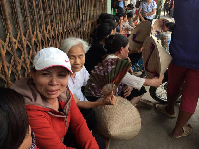 Nhiều người dân không khỏi bàng hoàng trước sự ra đi đột ngột của cháu bé.