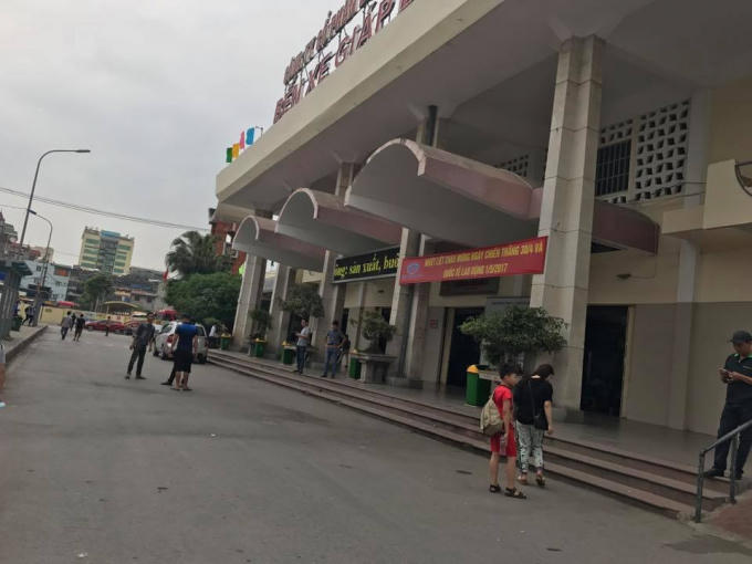 Bến xe Giáp Bát lúc 14h chiều 30/4 vắng vẻ, không còn cảnh chen lấn xô đẩy, tấp nập như hôm qua.