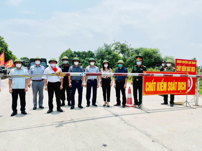 Thứ trưởng Bộ Y tế Nguyễn Trường Sơn, Trưởng Bộ phận thường trực đặc biệt của Bộ Y tế, cùng đồng chí Mai Sơn, Phó Chủ tịch Thường trực UBND tỉnh Bắc Giang và lãnh đạo huyện Lục Nam kiểm tra tại chốt kiểm soát dịch huyện Lục Nam đầu tháng 6/2021