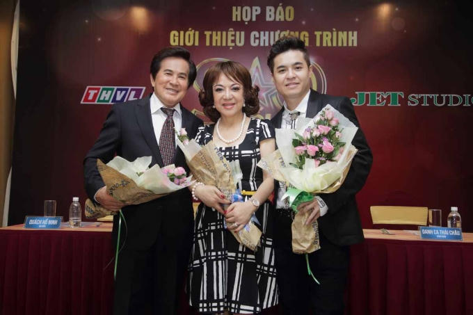 Hoài Anh Kiệt cùng cha mẹ trong buổi họp báo.