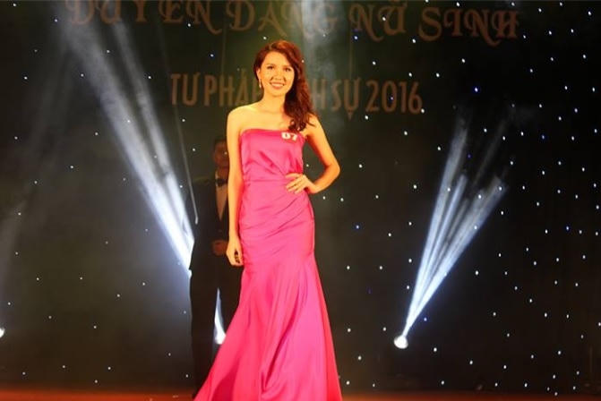 Minh Phương trình diễn Trang phục dạ hội.