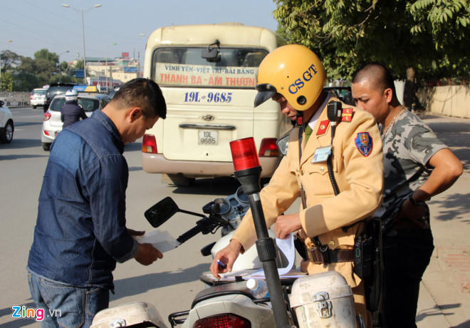 Cảnh s&aacute;t giao th&ocirc;ng sẽ được trang bị smartphone để xử l&yacute; vi phạm giao th&ocirc;ng. (Nguồn ảnh:&nbsp;Zing.vn)