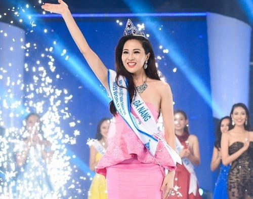 Diệu Ngọc đăng quang Hoa khôi áo dài 2016 nhờ phần ứng xử an toàn, chuẩn mực.