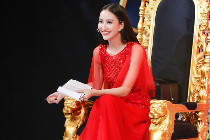 Hà Thu ghi điểm với vai trò host Duyên dáng Bolero 2018