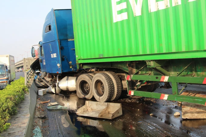 Cận cảnh hiện trường vụ tai nạn liên hoàn trên cầu vượt ngã tư Thủ Đức