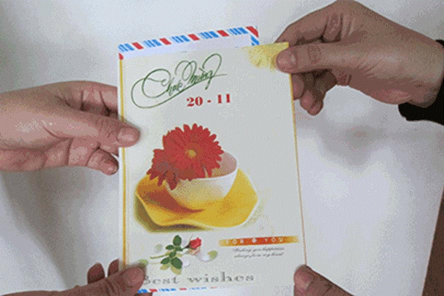 Rất nhiều phụ huynh chọn cách tặng quà 20.11 cho cô bằng... tiền. Ảnh minh họa: IT.