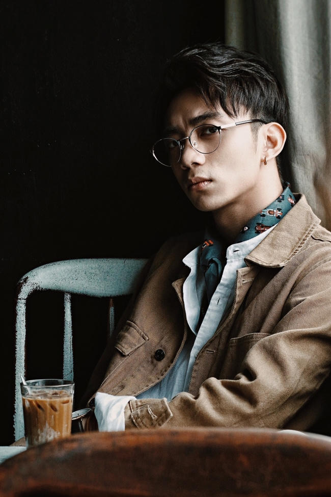 Ca khúc “Phía sau một cô gái” do Tiên Cookie "chắp bút" đã giúp Soobin Hoàng Sơn mang một diện mạo mới, phá vỡ biệt danh "vô duyên với hit".