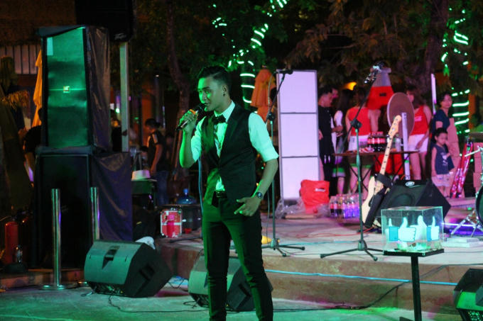 …Và thưởng thức các ca khúc nhạc trẻ đang thịnh hình như “Bống bống bang bang” hoặc các tiết mục đặc sắc do nhóm nhạc đến từ Châu Âu biểu diễn. Âm nhạc sôi động khiến tất cả mọi người, đặc biệt trẻ em đều đung đưa, lắc lư theo giai điệu và vỗ tay không ngớt.