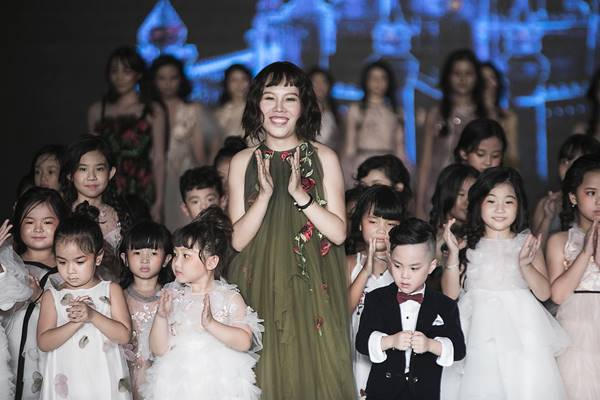 Các form váy dự tiệc, dã ngoại được xử lý tinh tế tạo nên một tổng thể hài hòa giữa tính mỹ thuật và ứng dụng.