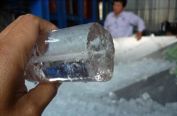 Uống phải nước đá bẩn có nguy cơ dẫn đến viêm đại tràng và các bệnh liên quan đến đường ruột. Ảnh: minh họa