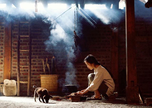 Cô từng là một designer, với mức thu nhập ổn định ở Hà Nội nhưng từ bỏ để lên Sa Pa gắn bó với cuộc sống yên bình nơi vùng cao Tây Bắc. Thời gian gần đây cô còn được biết đến như một youtuber mới nổi ở Việt Nam.