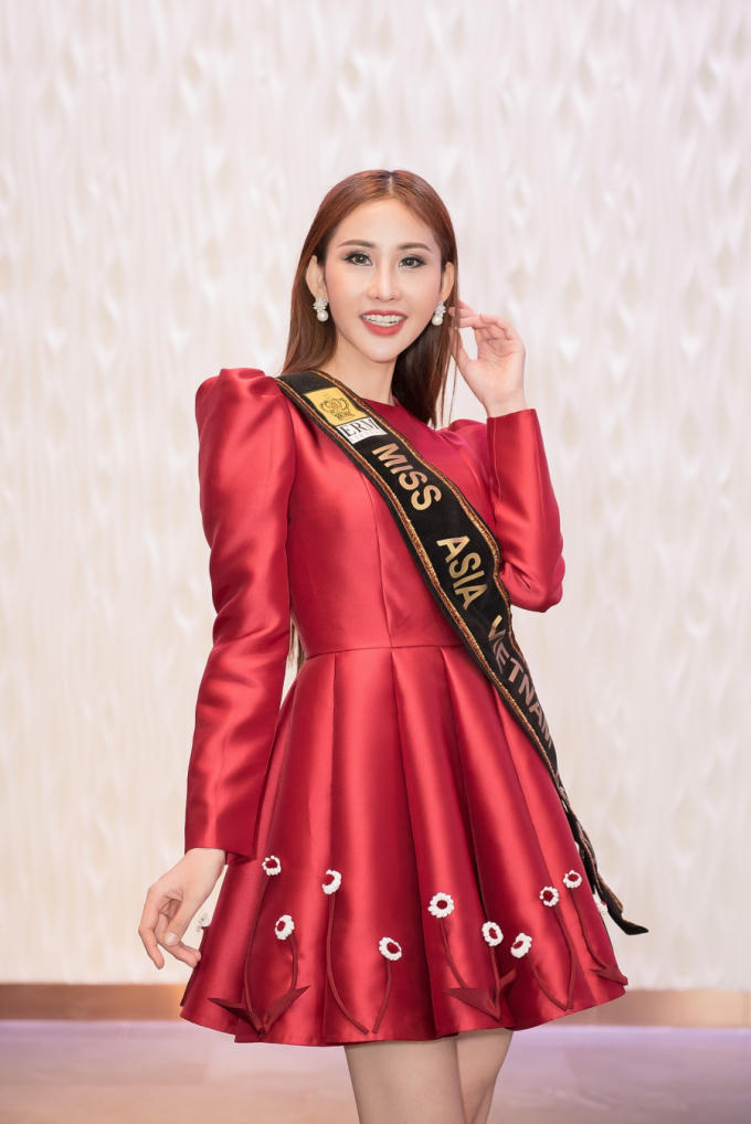 Với số đo 3 vòng lần lượt là 86-58-90, chiều cao 1m72, cân nặng 48kg, người đẹp gốc Vĩnh Long từng gây chú ý khi đoạt giải Á khôi 1 tại cuộc thi “Hoa khôi duyên dáng áo dài 2017” và sau đó trở thành Á quân 2 cuộc thi “Người mẫu thời trang Việt Nam 2018”.