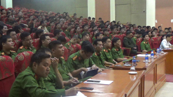 Các chiến sĩ Công an tập trung theo dõi hướng dẫn cầm gậy và cách phân luồng giao thông.