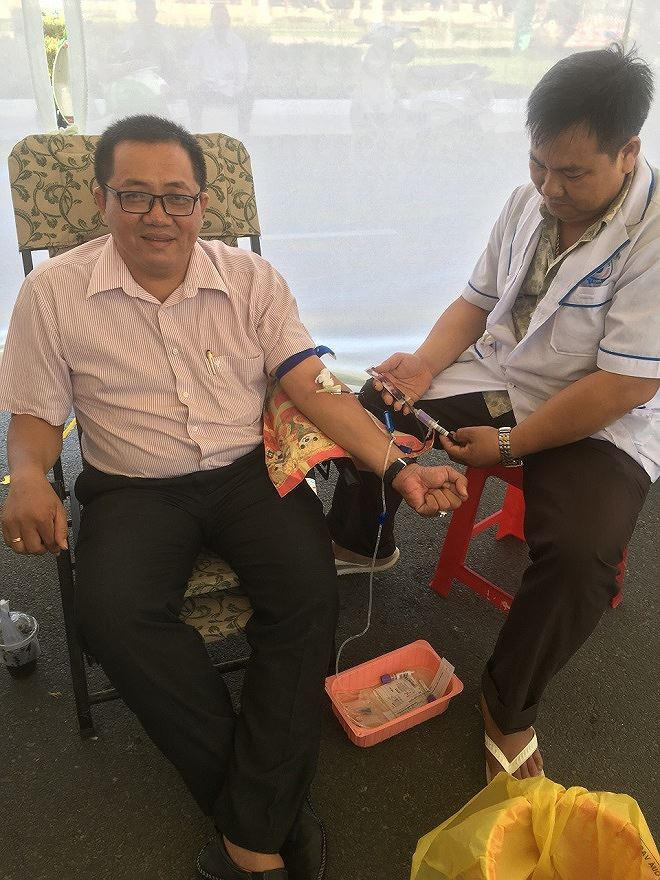 Số lần hiến máu nhân đạo của anh Giang Tuấn Anh (bên trái) nhiều hơn cả tuổi đời