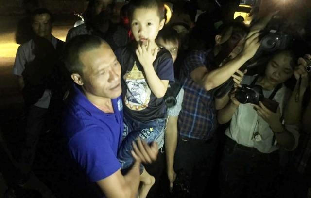 19h ngày 26/10, các anh đã đoàn tụ với gia đình, chấm dứt chuỗi ngày bị cướp biển giam giữ.