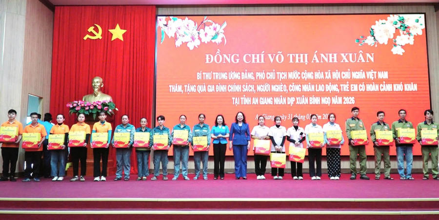 Phó Chủ tịch nước Võ Thị Ánh Xuân và PhóChủ tịch Thường trực Tổng Liên đoàn Lao động Việt Nam Thái Thu Xương trao quà cho gia đình côngnhân lao động.