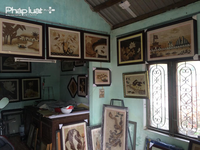 Hạt gạo được rang nóng theo từng cấp độ để tạo màu, dưới bàn tay sắp đặt tài hoa của chị Kiều, đã trở thành những bức tranh độc đáo, tác phẩm nghệ thuật từ những cánh đồng.