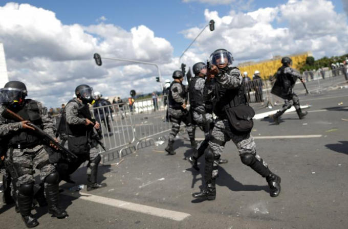 Cảnh sát dùng hơi cay, lựu đạn khói, đạn cao su đối phó với hàng chục ngàn người biểu tình kéo về tòa nhà Quốc hội.