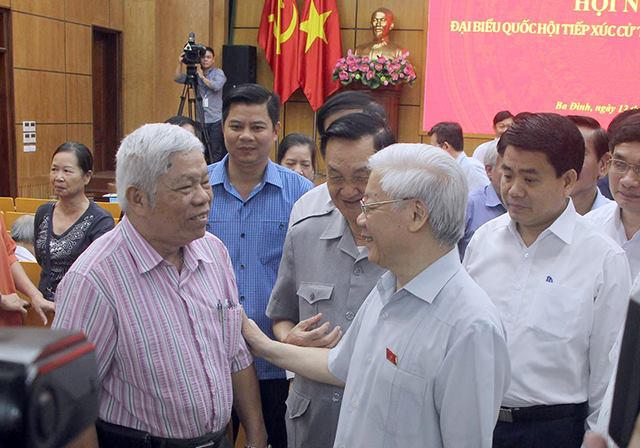 Tổng Bí thư Nguyễn Phú Trọng trò chuyện với cử tri Hà Nội.