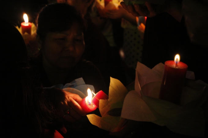 Ánh sáng của mỗi ngọn nến trên tay mỗi người là biểu trưng cho trí dũng, tình thương yêu...