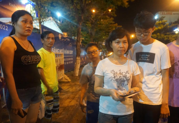 Gia đình chị Hạnh mua phải 3 vé giả trong 8 vé mua được.