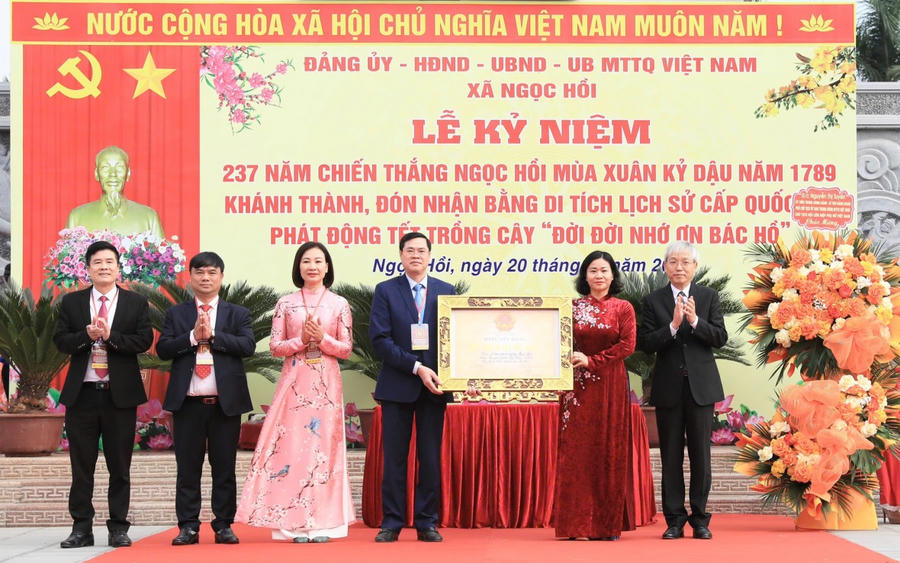 Bà Nguyễn Thị Tuyến, Ủy viên Trung ương Đảng, Phó Chủ tịch Ủy ban Trung ương MTTQ Việt Nam, Chủ tịch Hội Liên hiệp phụ nữ Việt Nam trao Bằng công nhận Bằng Di tích lịch sử cấp Quốc gia Di tích Địa điểm Chiến thắng Ngọc Hồi.