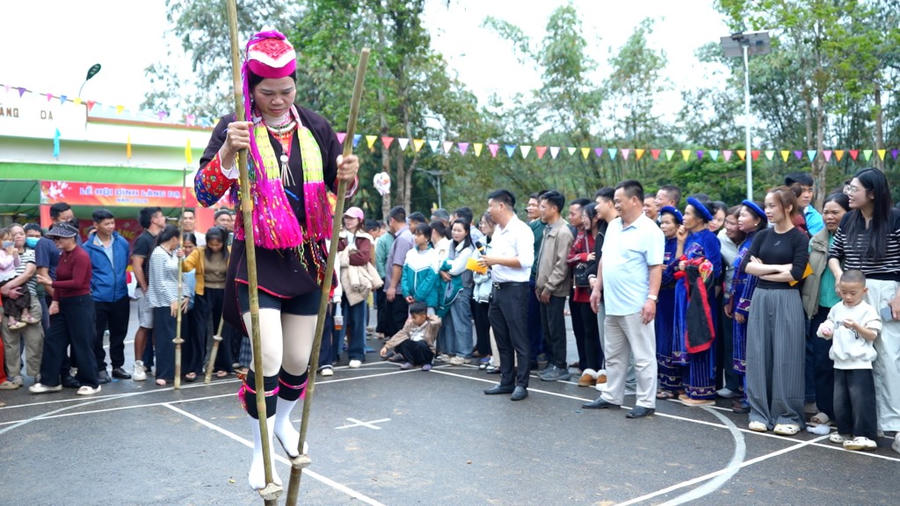 Người dân tham gia trò chơi đi cà kheo.