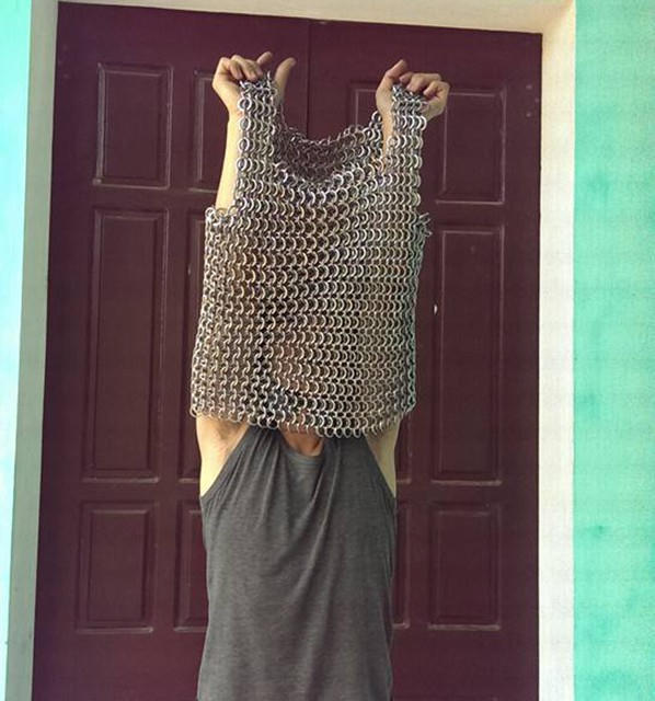 &Aacute;o gi&aacute;p sắt được quảng c&aacute;o l&agrave; l&agrave;m từ th&eacute;p kh&ocirc;ng rỉ v&agrave; nặng từ 6 - 8kg.