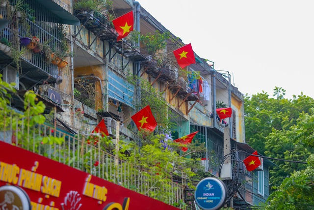 Không chỉ ở các con phố, con ngõ, mà ở các khu tập thể cũng tràn ngập sắc cờ. Trong hình là khu tập thể Giảng Võ (quận Đống Đa).