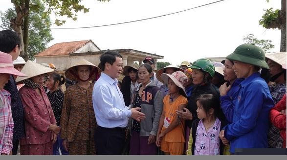 Phó Chủ tịch- Tổng thư ký Hầu A Lềnh chia sẻ với bà con xã An Thuỷ, huyện Lệ Thuỷ, tỉnh Quảng Bình