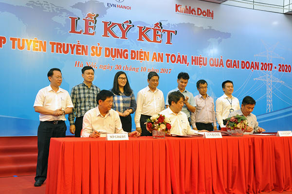 Các đại biểu cùng ký kết chương trình phối hợp tuyên truyền sử dụng điện an toàn, hiệu quả