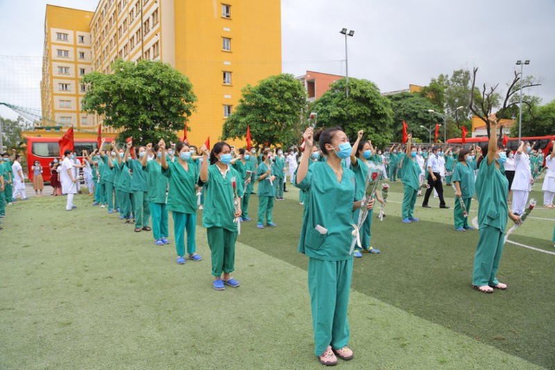 200 cán bộ, y, bác sĩ của Bệnh viện Việt Nam - Thụy Điển Uông Bí cùng các trang thiết bị hiện đại sẽ lên đường đến Bắc Giang để hỗ trợ xét nghiệm, phòng, chống COVID-19. (Ảnh: Báo Tổ Quốc)