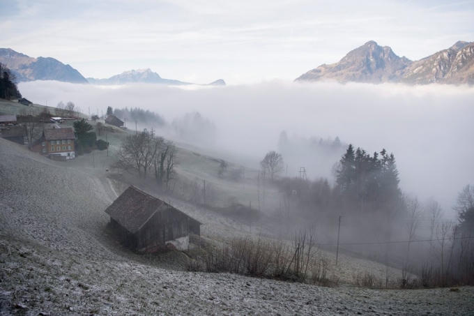 Sương mù bao phủ hồ Lucerne, Thụy Sỹ (Ảnh: Urs Flueeler / EPA)
