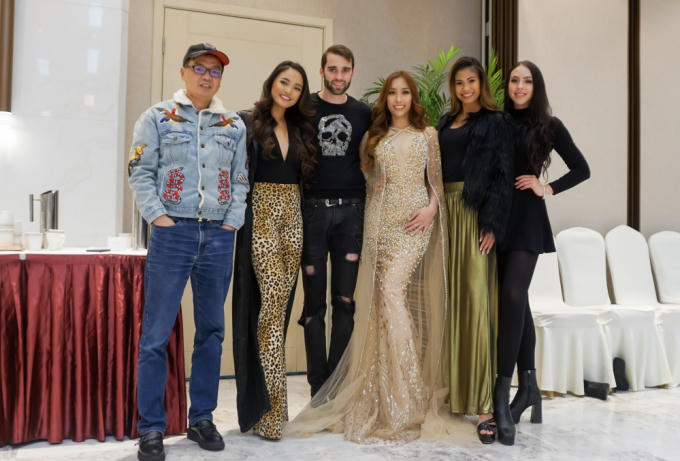 Nhờ sụ thông minh và vốn ngoại ngữ tốt, Stella Đào tạo được ấn tượng với Miss Globe 2016 Mary Ryelle Espiritu.