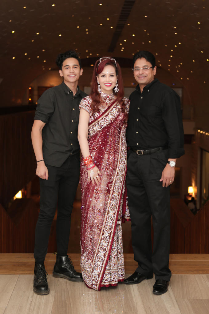 Gia đình người đẹp là khách mời trong Lễ hội ánh sáng Diwali tại TP HCM, tối cuối tuần , và cô được mời trình diễn thời trang. Diệu Hoa mặc trang phục truyền thống saree của Ấn Độ, khoe nhan sắc trẻ trung, rạng rỡ ở tuổi trung niên.