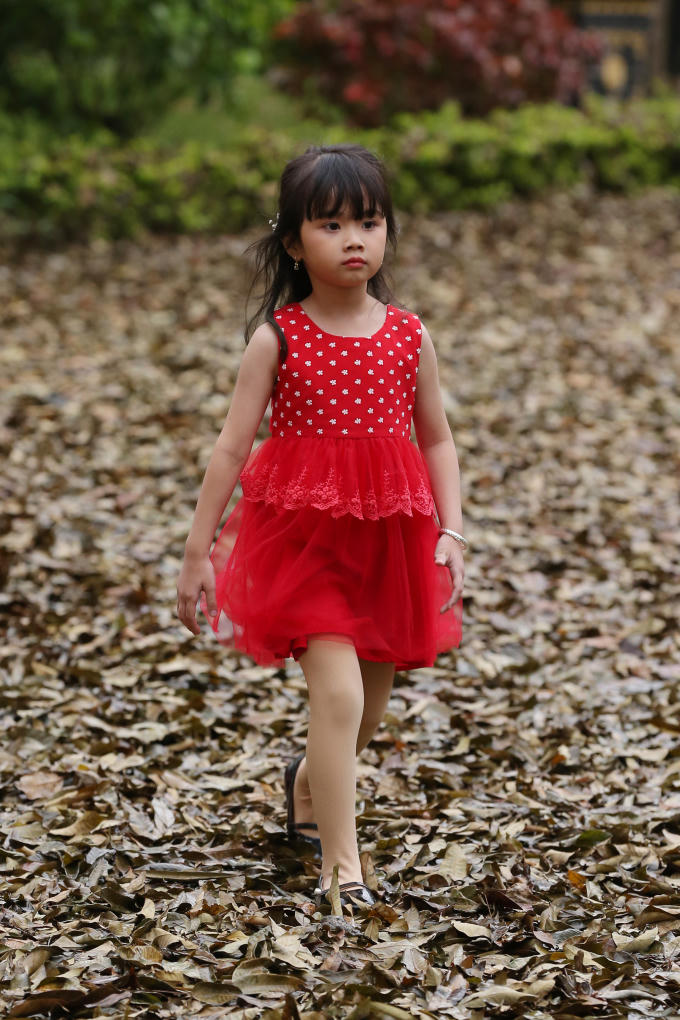 Hà Nội trở lạnh, gần 500 mẫu nhí cầm ô diễn trong mưa