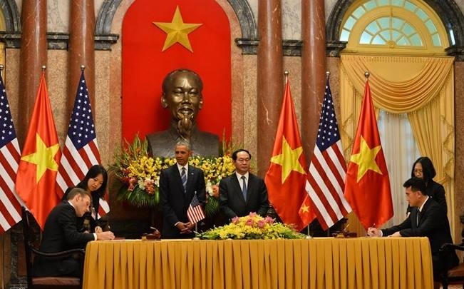 Tường thuật ngày làm việc đầu tiên của Obama tại Hà Nội