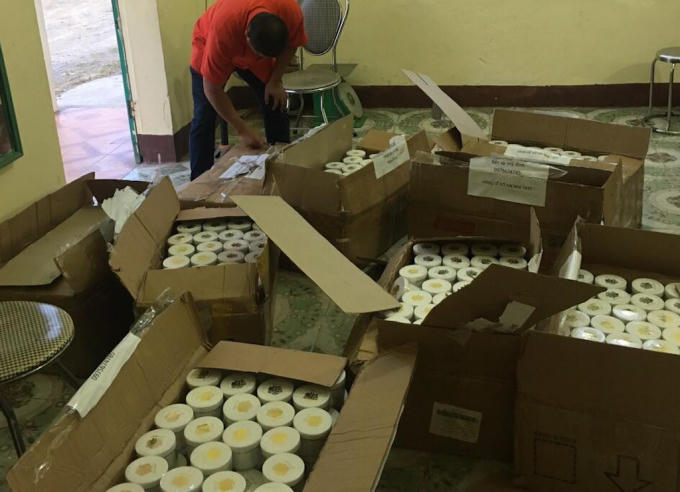 Hơn 1000 lọ mỹ phẩm không giấy tờ được phát hiện trên chiếc xe khách.