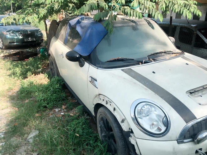 Mini Cooper bị bỏ rơi tại Hà Nội (Ảnh: Otofun.net).