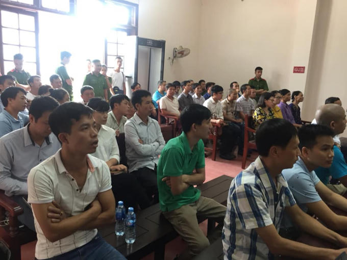 Rất đông người tham dự phiên tòa.