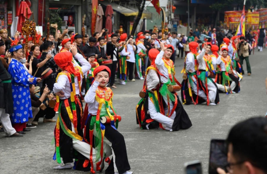 Dù hóa trang mặt hoa da phấn, môi son má hồng trong trang phục váy lĩnh, áo yếm, nhưng các động tác múa vẫn phải giữ được sự dứt khoát