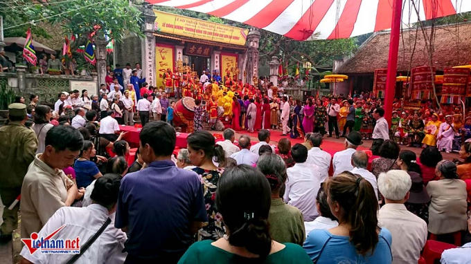 Ngay từ s&aacute;ng sớm, rất đ&ocirc;ng người d&acirc;n đ&atilde; c&oacute; mặt tại đ&igrave;nh để theo d&otilde;i c&aacute;c nghi lễ