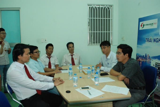 Lãnh đạo Sở Du lịch làm việc cùng lãnh đạo hãng taxi.