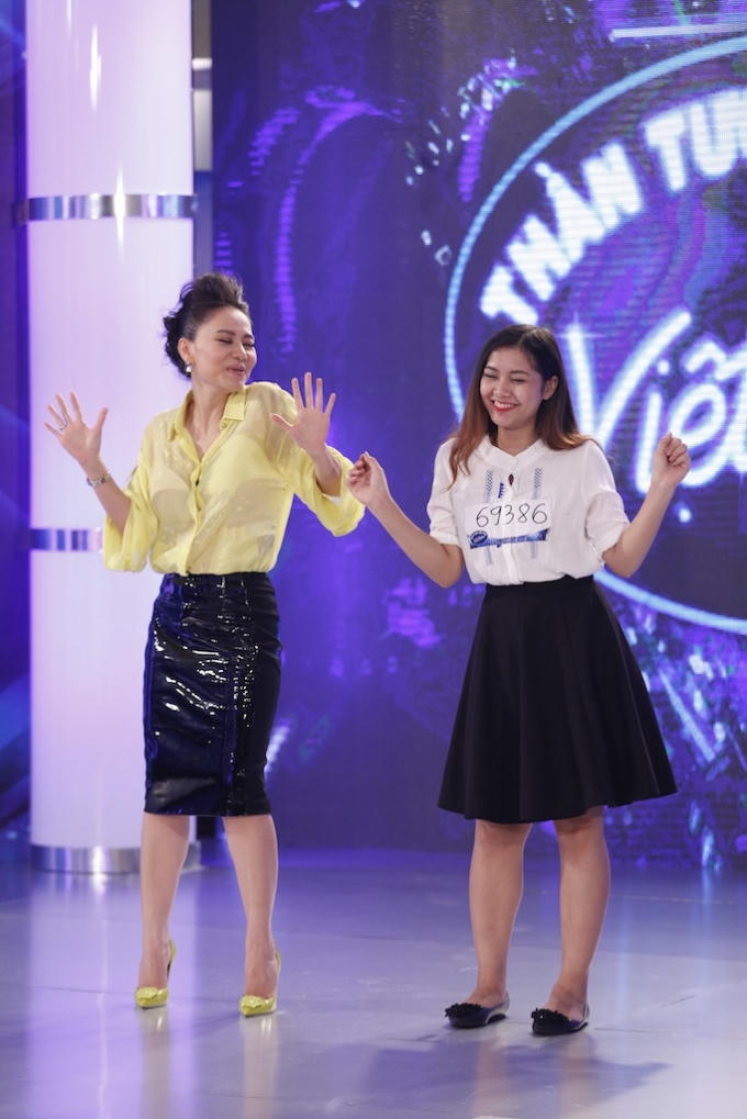 Vietnam Idol: Thu Minh ngẫu hứng hướng dẫn thí sinh biểu cảm sexy thể hiện hit của Hồ Ngọc Hà