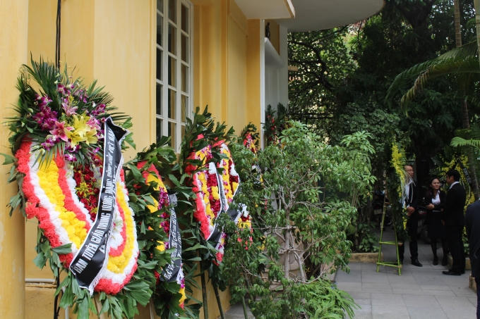 Hoa tươi được phủ kín trong và ngoài Đại sứ quán Cu Ba.
