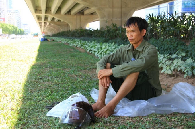 Bãi cỏ dưới chân cầu là điểm tránh nóng không tồi...